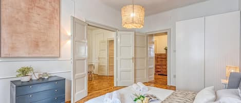 Un dormitorio con cama, cómoda y armario.