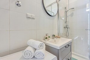 Family Apartment, Multiple Bedrooms (Spacious Apartment In Heart Of Zagreb) | Bathroom