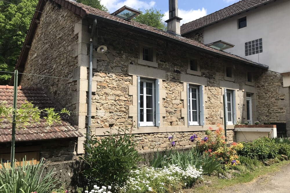 Gîte au Calme Dans un Ancien Moulin au Bord D'un Ruisseau