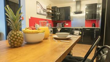City Double Room | Shared kitchen | Full-size fridge, microwave, oven, stovetop