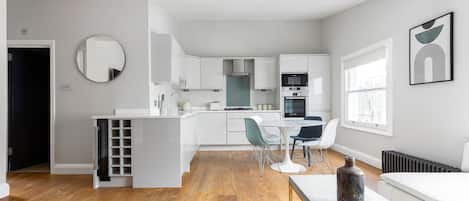 Apartamento | Cocina privada | Frigorífico, microondas, horno y placa de cocina