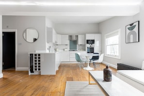 Appartamento | Cucina privata | Frigorifero, microonde, forno, piano cottura