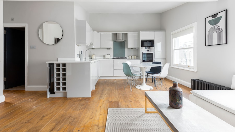 Radiant 2 Bed Flat near Portobello