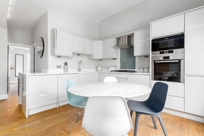Private kitchen - Radiant 2 Bed Flat near Portobello (London)