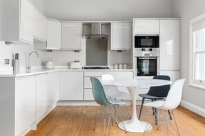 Apartment | Eigene Küche | Kühlschrank, Mikrowelle, Ofen, Herdplatte