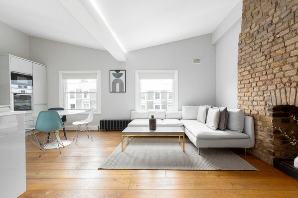 Apartament | Sala d'estar | Televisor de pantalla plana de 32 polzades amb canals per cable