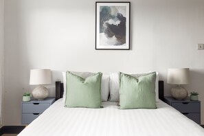 2 bedrooms, hypo-allergenic bedding, individually furnished - Radiant 2 Bed Flat near Portobello (London)