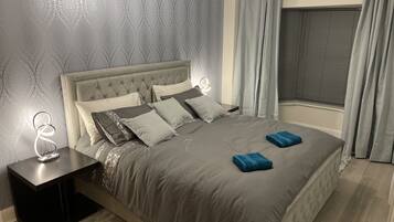 Apartment, 1 King Bed with Sofa bed | 1 bedroom, iron/ironing board, free WiFi, bed sheets