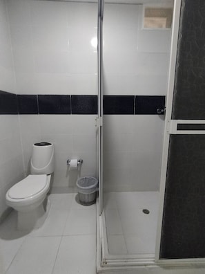 Dortoir Partagé, 1 chambre, fumeurs, terrasse | Salle de bain