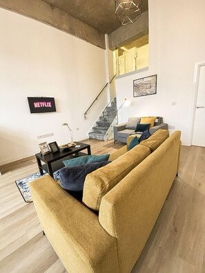 Apartamento, 1 cama Queen | Área de estar | TV de tela plana