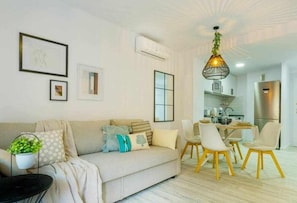 TV - Apartment Pink Arena (Torrevieja)