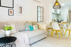 TV - Apartment Pink Arena (Torrevieja)