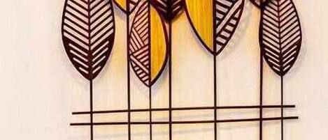 Una mesa de comedor con una obra de arte decorativa en la pared.