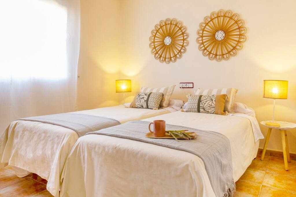 2 slaapkamers, een strijkplank/strijkijzer, wifi, beddengoed