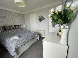 3 habitaciones, tabla de planchar con plancha y ropa de cama 