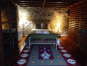6 bedrooms, desk, iron/ironing board, free WiFi
