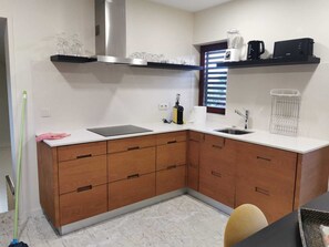 ثلاجة، ميكروويف، فرن، موقد طهي مسطح