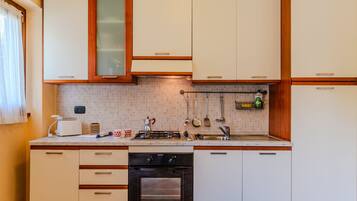 Frigorifero, forno, tostapane, pentole/stoviglie/utensili