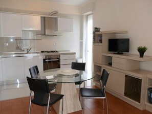 雪櫃、焗爐、洗碗機、廚房用具/餐具/器皿