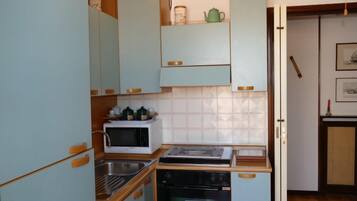 Jääkaappi, mikroaaltouuni, uuni, leivänpaahdin