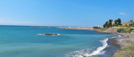 Una spiaggia nelle vicinanze