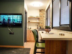 Superior Apartment | Private kitchen | Mini-fridge, microwave, electric kettle, cookware/dishes/utensils - mia mia suites (Sariyer)