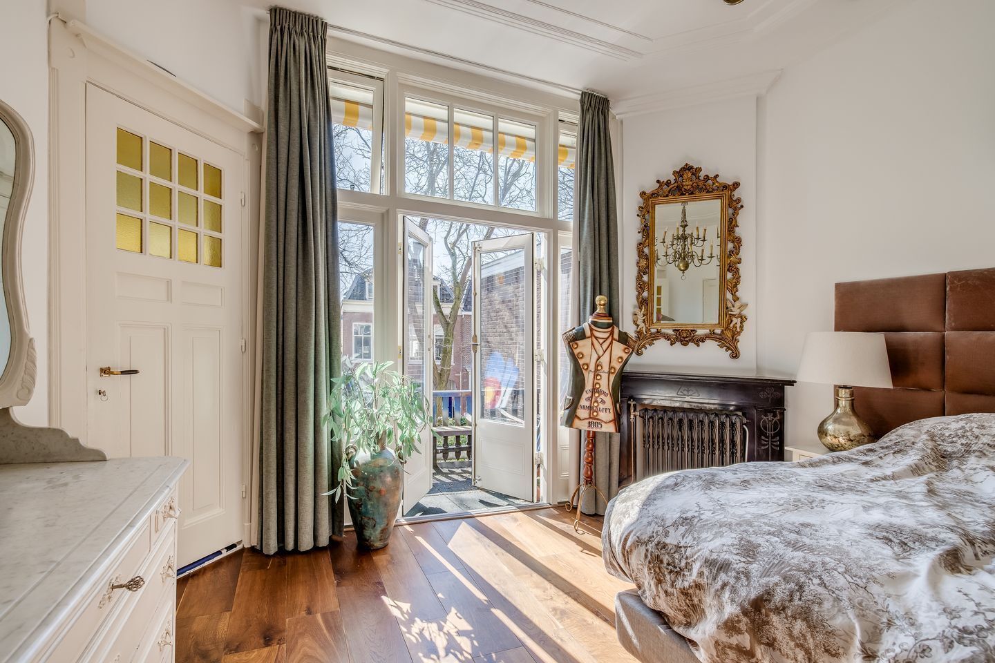 4 عدّة غرف نوم وخزنة داخل الغرفة ومكتب ومكواة/لوح كي