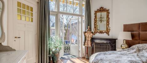 4 chambres, coffres-forts dans les chambres, bureau