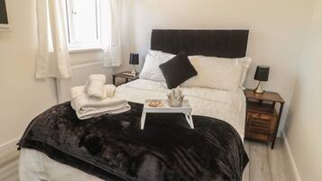 2 dormitorios, decoración individual, mobiliario individual