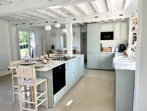 ثلاجة، ميكروويف، فرن، موقد طهي مسطح