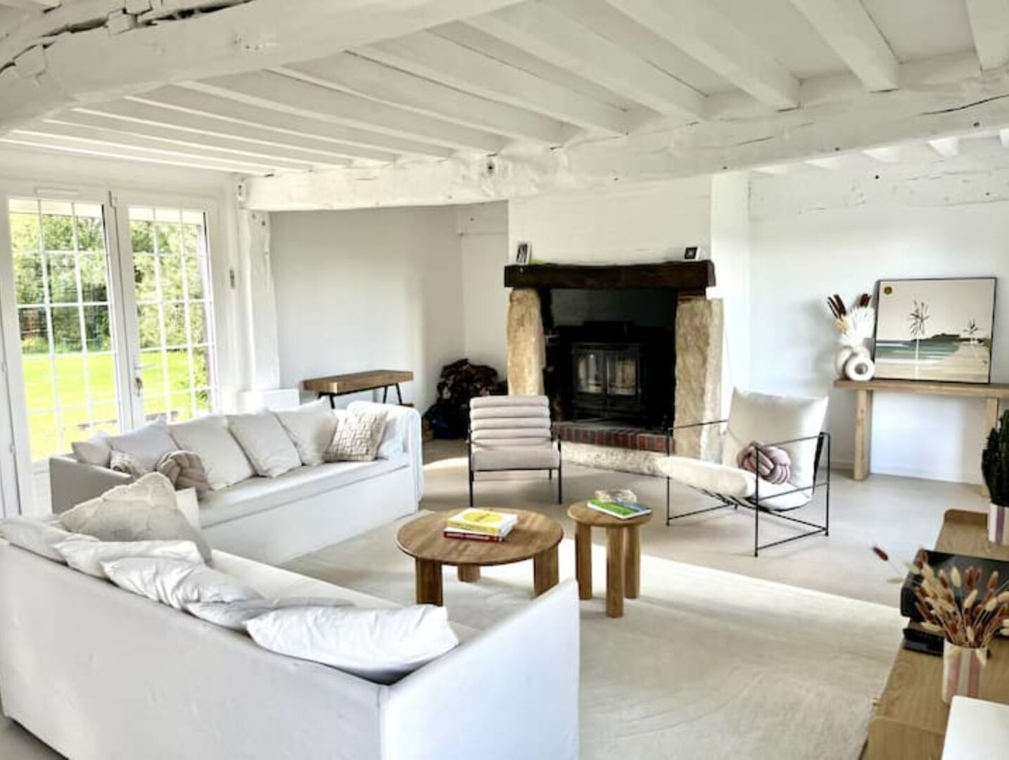 Télévision, cheminée, table de tennis de table