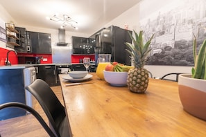 Full-sized fridge, microwave, oven, stovetop