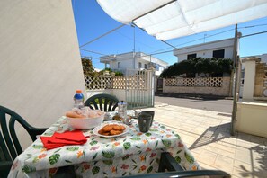 Apartment, 2 Schlafzimmer, Raucher, Balkon | Speisen im Freien