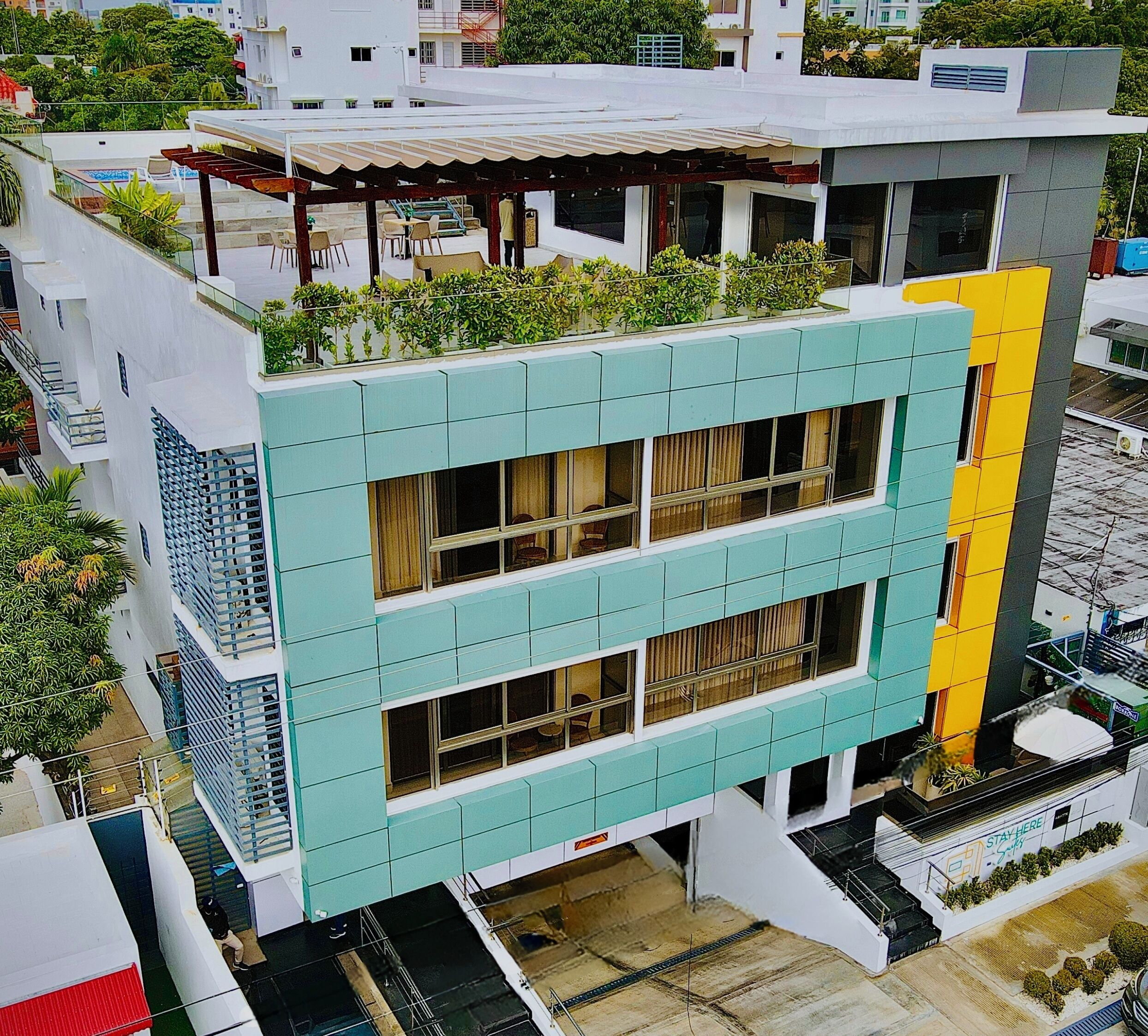 Un edificio de varios pisos con techo plano, terrazas y balcones.