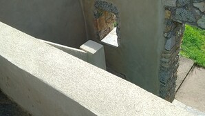 Eine Betonkonstruktion mit steinernen Fundament und einem kleinen Fenster.