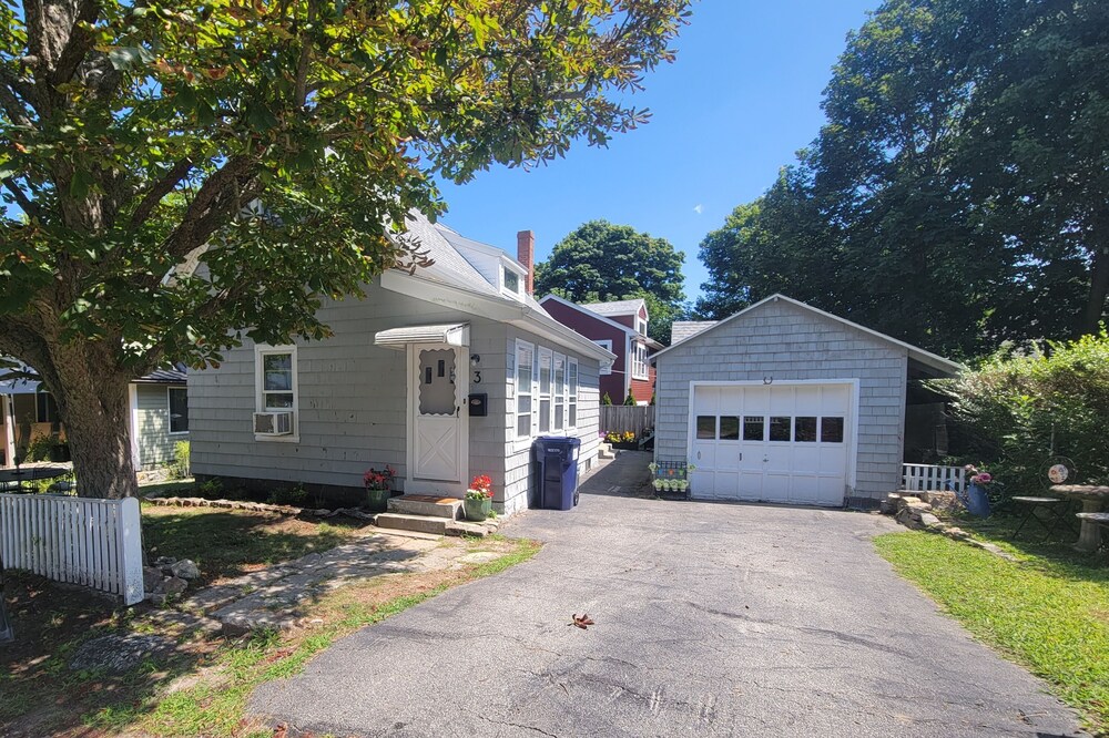 Dog Friendly Home in Rockport- Less Than 1/2 Mile Walk to Beaches & Shops!
