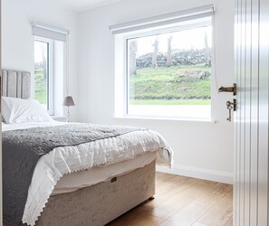 Room - 3 Bed Cottage Sleeps 6 - Mountain Views, Parking (Westport)