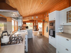 Fridge, electric kettle, toaster, cookware/dishes/utensils - Tilly's Lodge (Doncaster)