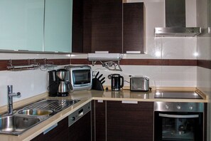 Réfrigérateur, micro-ondes, four, plaque de cuisson