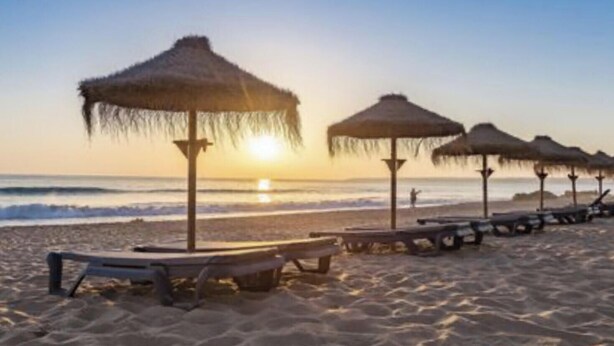 A beach with thatched umbrellas and lounge chairs. - Herdade dos Salgados, T3 8D-0B, Vila das Lagoas (Albufeira)