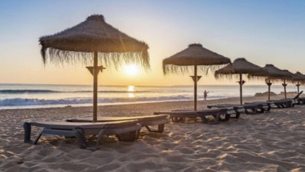 A beach with thatched umbrellas and lounge chairs. - Herdade dos Salgados, T3 8C-1B, Vila das Lagoas (Albufeira)
