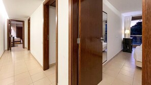 2 chambres, coffres-forts dans les chambres, fer et planche à repasser