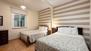 1 chambre, coffres-forts dans les chambres, fer et planche à repasser