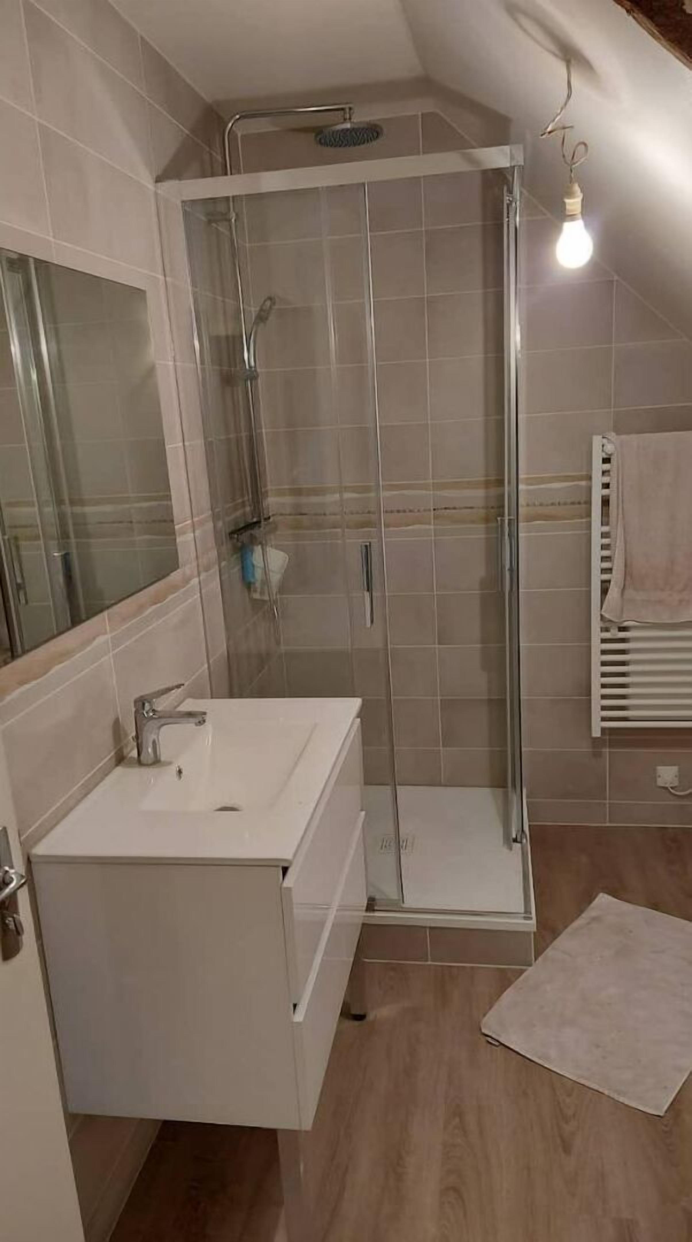 Douche, serviettes fournies, shampoing