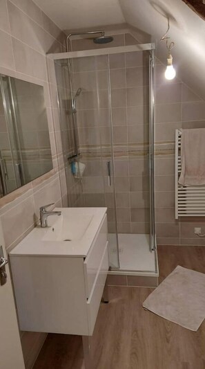 Dusche, Handtücher, Shampoo