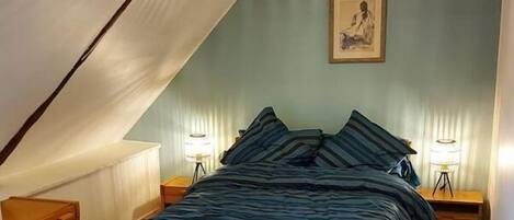 2 bedrooms, travel cot, Internet, bed sheets