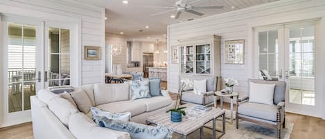 Smart-tv, een open haard, een dvd-speler en een tafeltennistafel