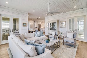 Smart TV, fireplace, DVD player, table tennis