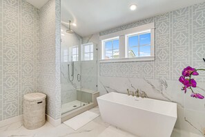 Badewanne, Haartrockner, Handtücher