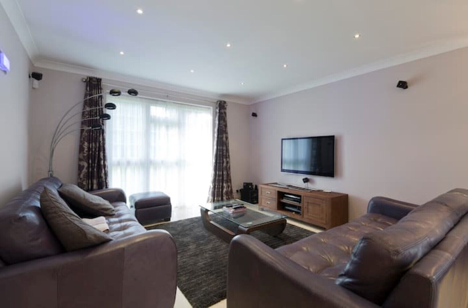Modern,2 Bedrooms, Pacious Near Heathrow and Windsor With Secure Gated Parking